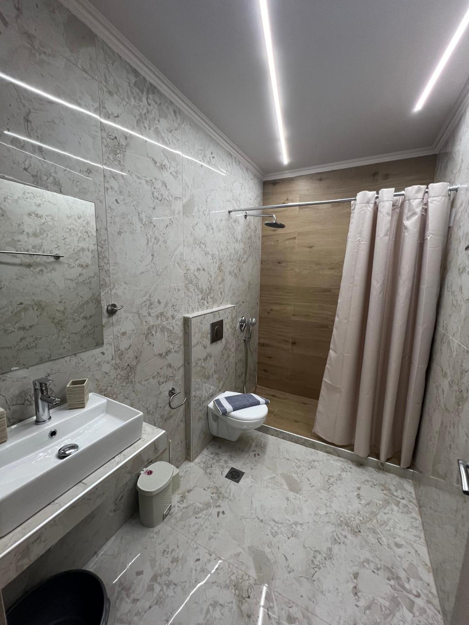 萨尔蒂 F&M House Semi Basement酒店 外观 照片